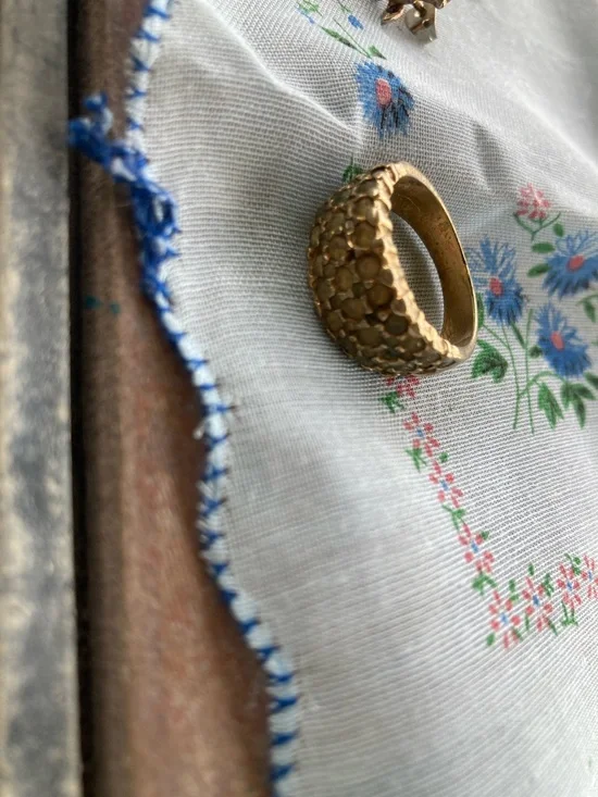 Vintage Yellow Lucite Floral Clutch with jewelry - Picture 5 of 9